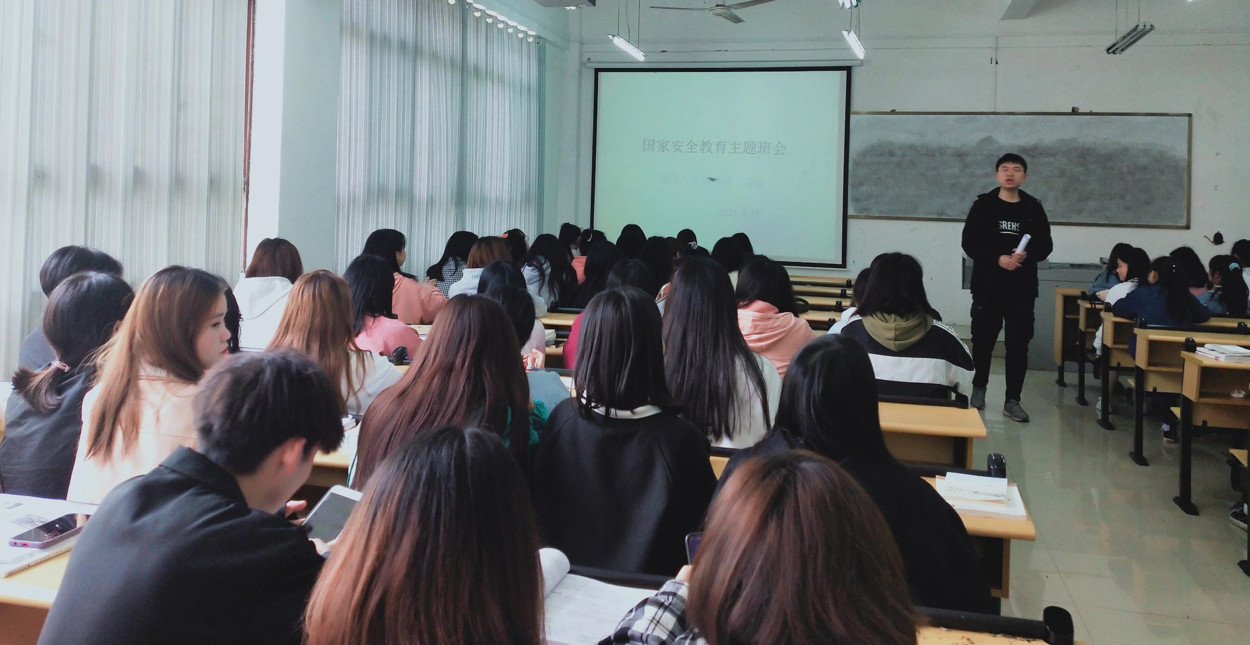 經濟與管理組織召開“全民國家安全教育日”  主題班會活動(圖3)