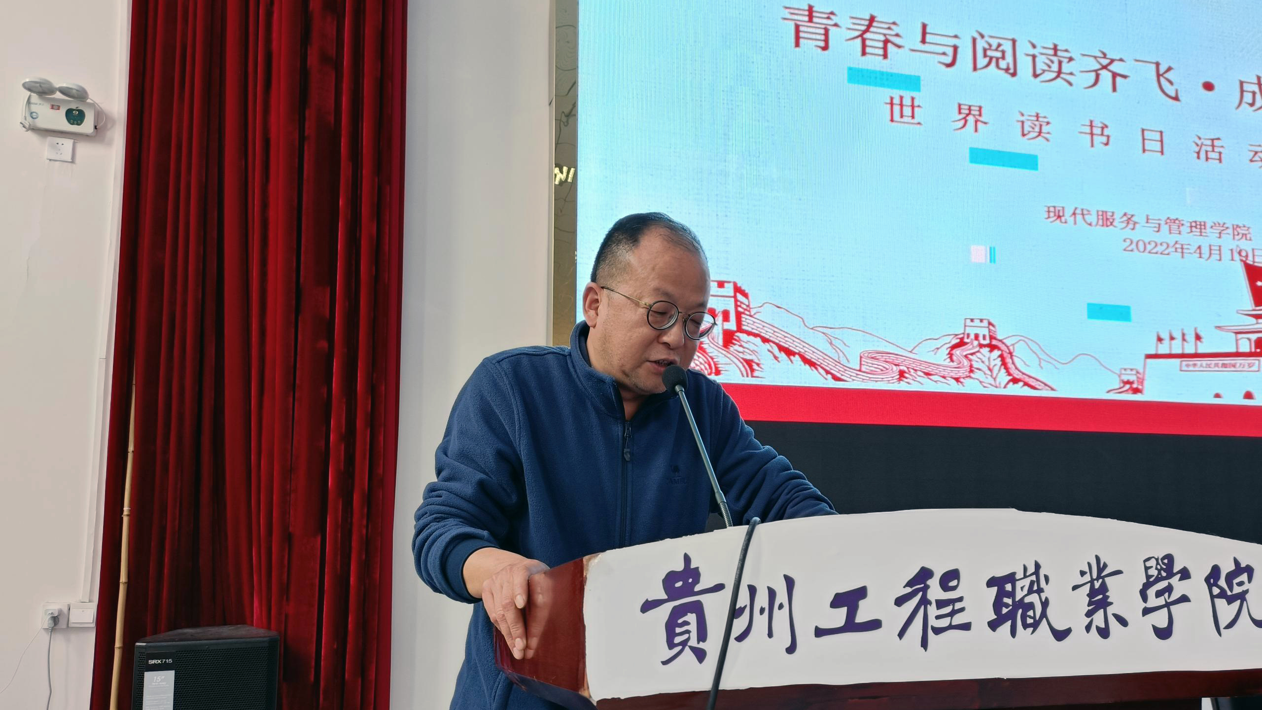 青春與閱讀齊飛·成長攜書籍同行(圖2) 青春與閱讀齊飛·成長攜書籍同行(圖2)