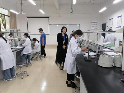 打造技能精英,彰顯職教魅力 藥學院開展職業技能鑒定(圖3) 打造技能精英,彰顯職教魅力 藥學院開展職業技能鑒定(圖3)