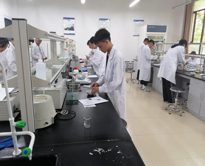 打造技能精英,彰顯職教魅力 藥學院開展職業技能鑒定(圖4) 打造技能精英,彰顯職教魅力 藥學院開展職業技能鑒定(圖4)