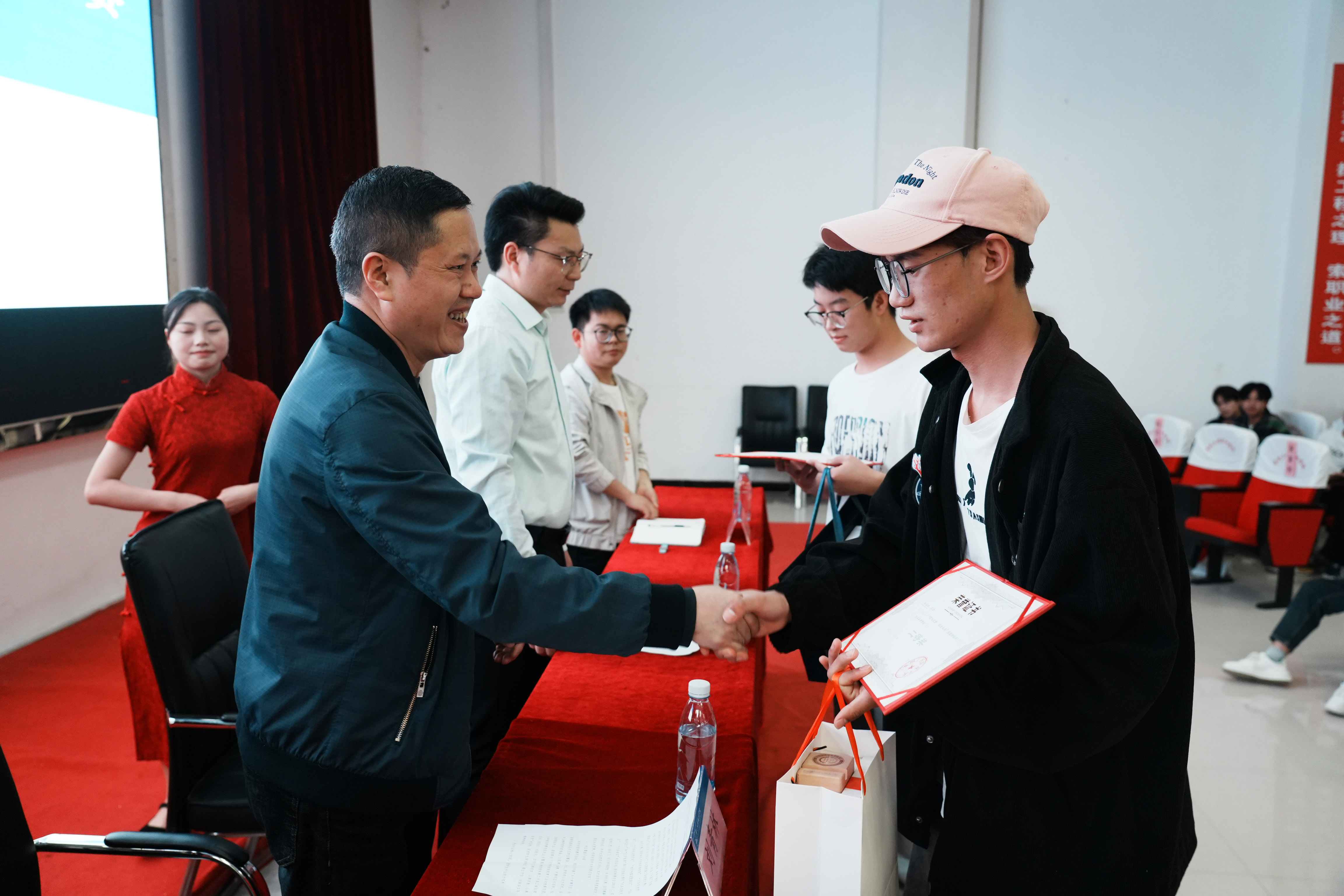 裝備制造與信息技術學院舉行“匠心筑夢、職創(chuàng)未來”表彰大會(圖9) 裝備制造與信息技術學院舉行“匠心筑夢、職創(chuàng)未來”表彰大會(圖9)