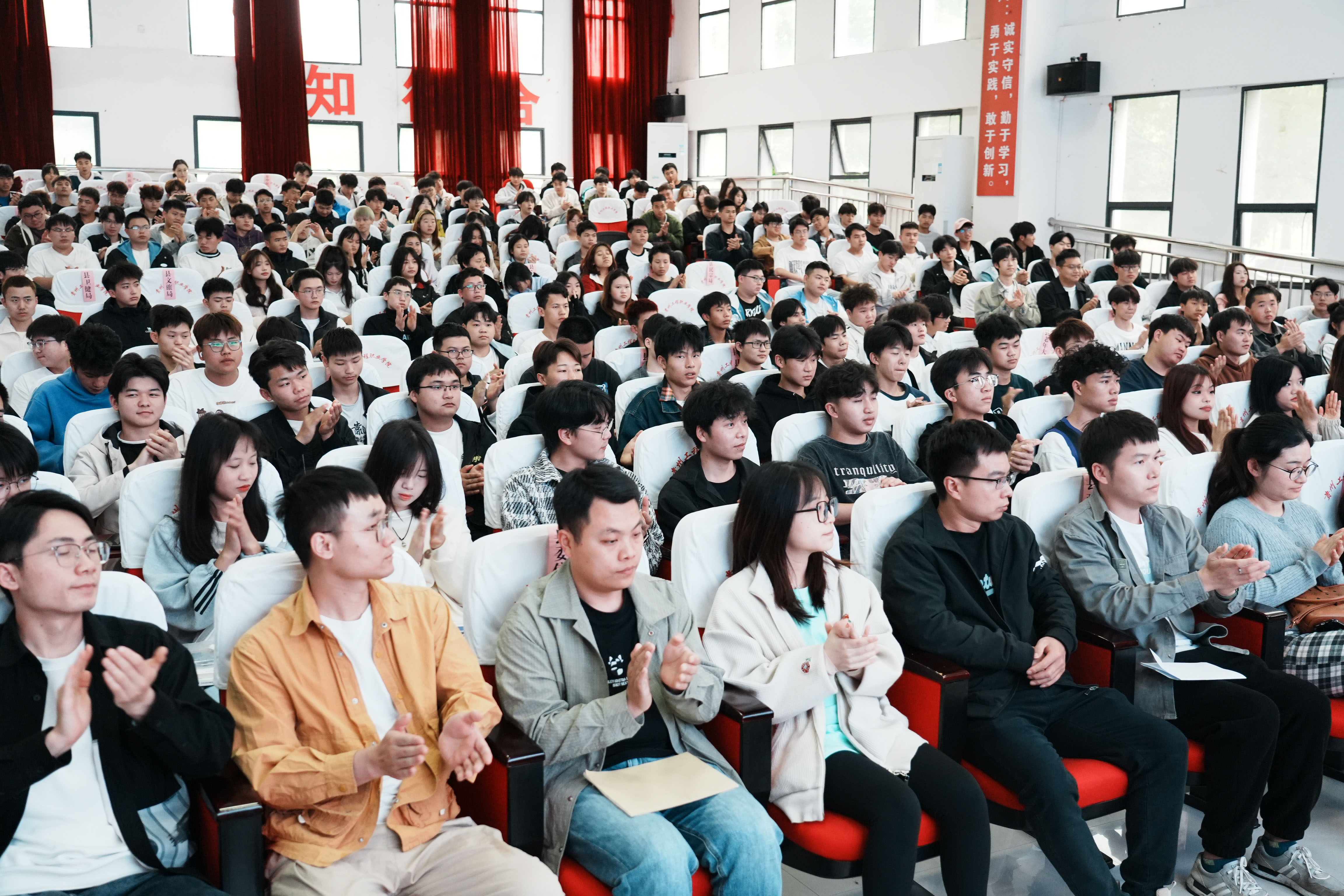 裝備制造與信息技術學院舉行“匠心筑夢、職創(chuàng)未來”表彰大會(圖17) 裝備制造與信息技術學院舉行“匠心筑夢、職創(chuàng)未來”表彰大會(圖17)