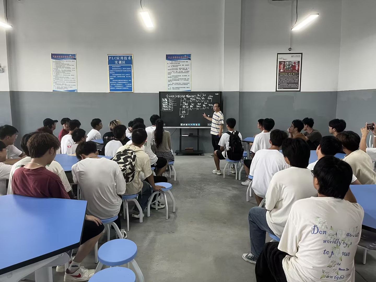 裝備制造與信息技術學院啟動高級技能等級認定考前培訓(圖1) 裝備制造與信息技術學院啟動高級技能等級認定考前培訓(圖1)