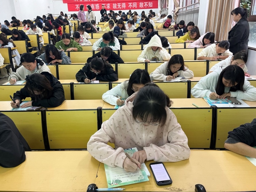 英語書法繪國慶,筆墨飛揚頌華章 —貴州工程職業學院第五屆“弘文杯”英語書法大賽(圖2) 英語書法繪國慶,筆墨飛揚頌華章 —貴州工程職業學院第五屆“弘文杯”英語書法大賽(圖2)