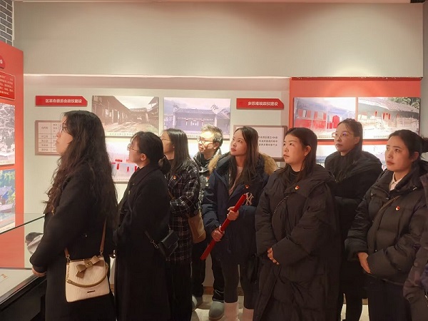 初雪循跡悟黨性，舊址傳承擔使命 馬克思主義學院全體黨員赴黔東特區革命委員會舊址開展黨性教育活動(圖1)