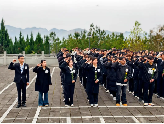 清明祭英烈 豐碑礪青春|我校聯(lián)合共青團(tuán)德江縣委開展“清明祭英烈 豐碑礪青春”主題團(tuán)日活動(圖2)