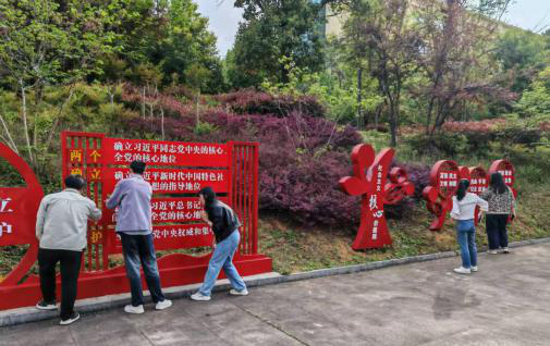 擦亮校園文化之窗:藥學(xué)院團總支開展“本草清塵”志愿行動 深化“專業(yè)+思政+勞動”育人模式 (圖5) 擦亮校園文化之窗:藥學(xué)院團總支開展“本草清塵”志愿行動 深化“專業(yè)+思政+勞動”育人模式 (圖5)
