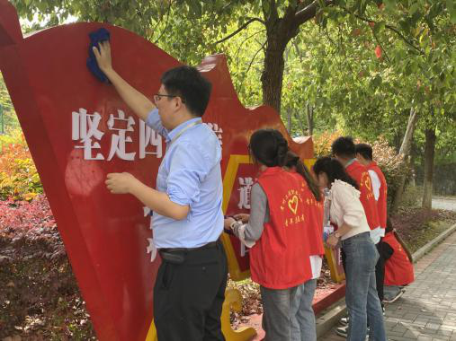 擦亮校園文化之窗:藥學(xué)院團總支開展“本草清塵”志愿行動 深化“專業(yè)+思政+勞動”育人模式 (圖1) 擦亮校園文化之窗:藥學(xué)院團總支開展“本草清塵”志愿行動 深化“專業(yè)+思政+勞動”育人模式 (圖1)