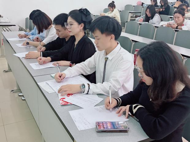 五一韻里綻華光,口語賽場譜新章 —貴州工程職業(yè)學院英語口語技能大賽簡報(圖1) 五一韻里綻華光,口語賽場譜新章 —貴州工程職業(yè)學院英語口語技能大賽簡報(圖1)