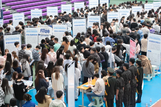 我校成功舉辦貴陽貴安2025年高校畢業生留筑行動校園雙選會(圖4) 我校成功舉辦貴陽貴安2025年高校畢業生留筑行動校園雙選會(圖4)
