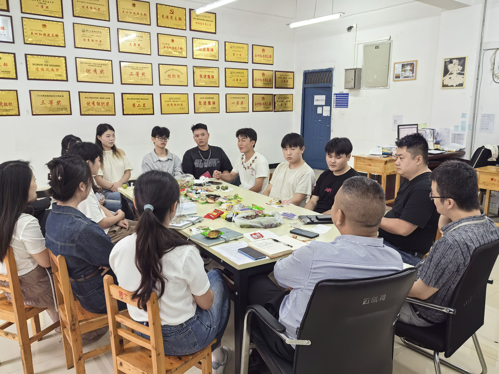 青春逐夢正當時,職引未來啟新程 建筑工程學院召開畢業生座談會(圖2) 青春逐夢正當時,職引未來啟新程 建筑工程學院召開畢業生座談會(圖2)
