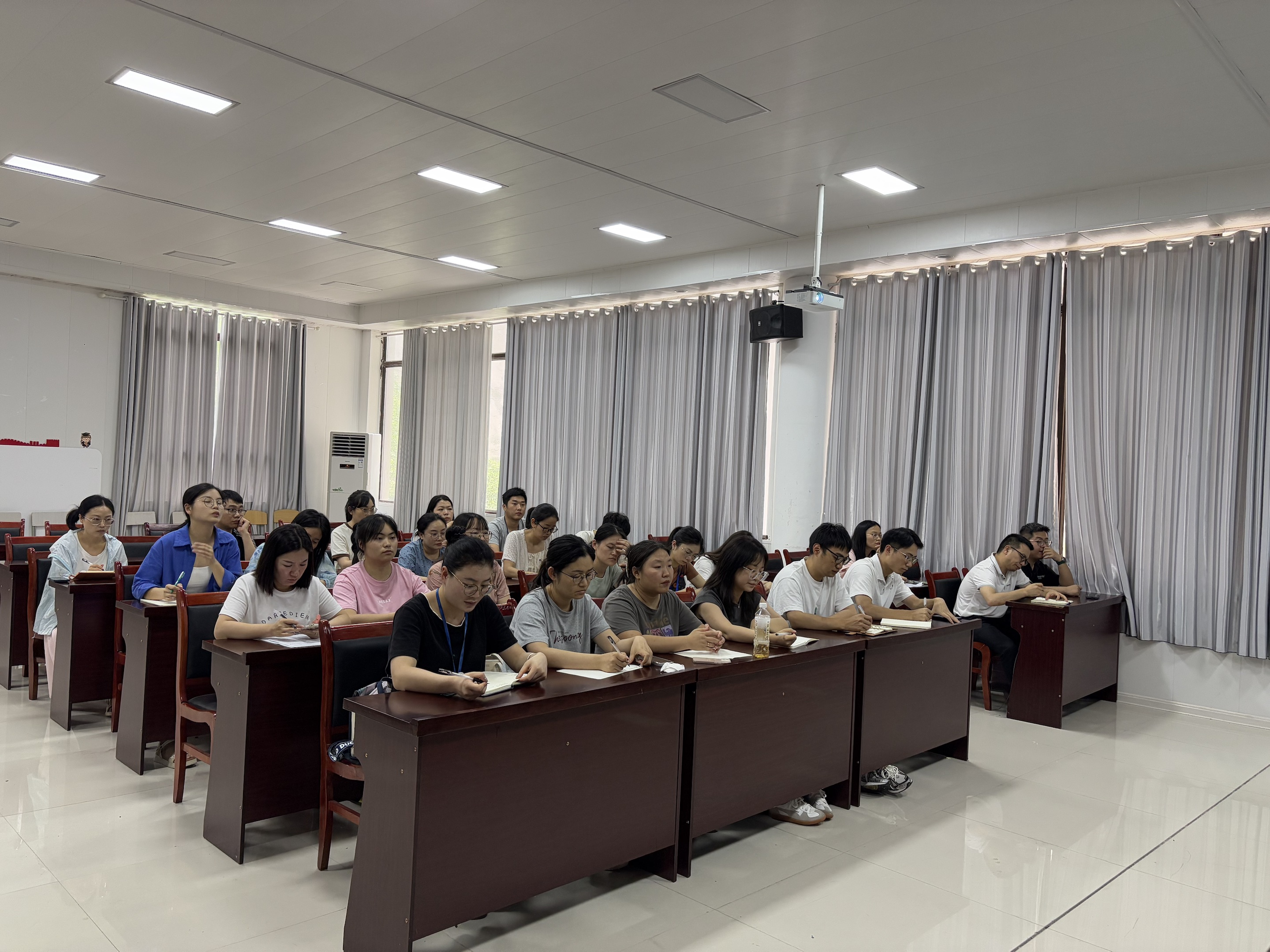 凝心聚力促發展 真抓實干譜新篇(圖1) 凝心聚力促發展 真抓實干譜新篇(圖1)