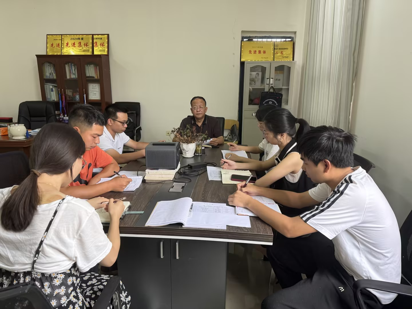 數(shù)字經(jīng)濟(jì)與信息工程學(xué)院2025-2026學(xué)年第一學(xué)期第一次教學(xué)工作例會(huì)簡(jiǎn)報(bào)(圖2) 數(shù)字經(jīng)濟(jì)與信息工程學(xué)院2025-2026學(xué)年第一學(xué)期第一次教學(xué)工作例會(huì)簡(jiǎn)報(bào)(圖2)