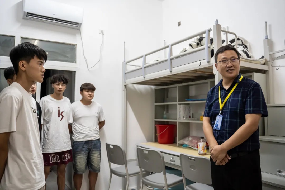 溫情走訪 寄語新生丨校領導暖心走訪新生寢室(圖2) 溫情走訪 寄語新生丨校領導暖心走訪新生寢室(圖2)
