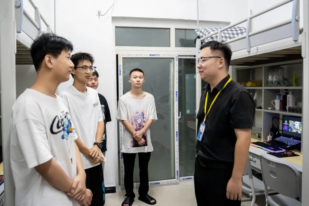溫情走訪 寄語新生丨校領導暖心走訪新生寢室(圖3) 溫情走訪 寄語新生丨校領導暖心走訪新生寢室(圖3)