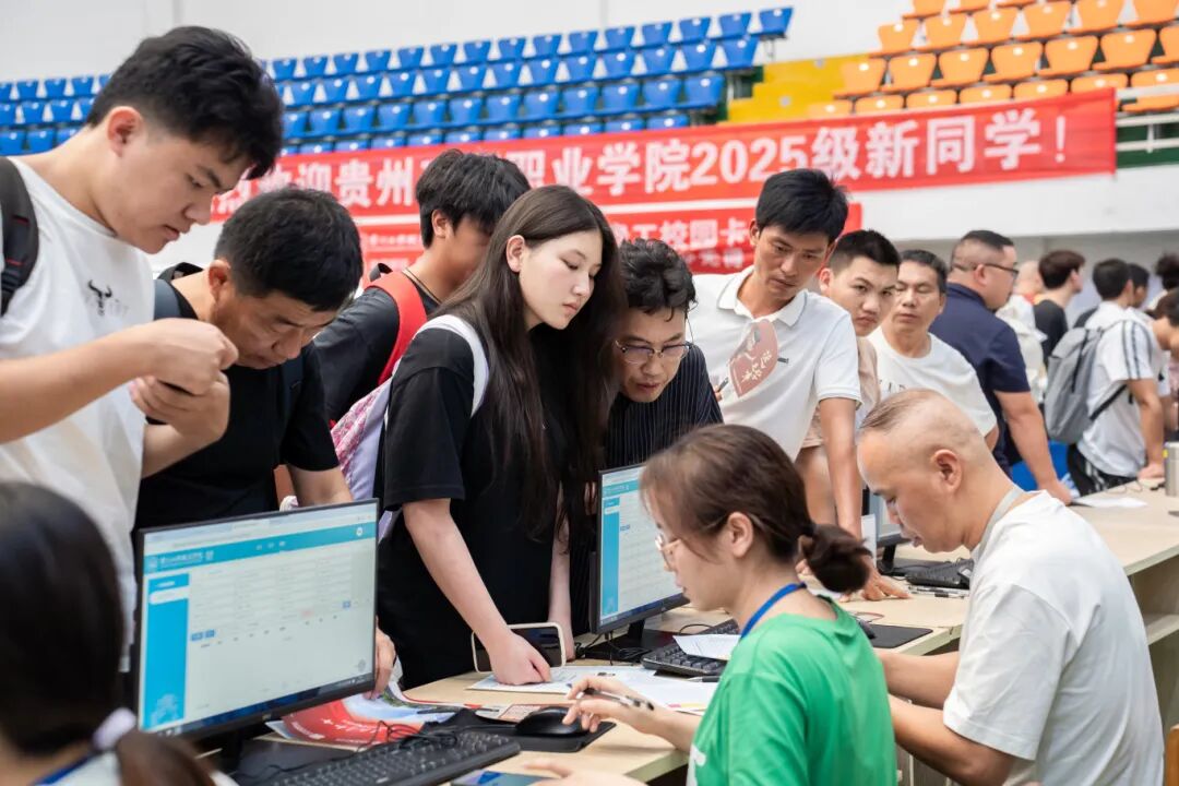 初秋相遇  滿(mǎn)“新”歡喜丨直擊2025級(jí)新生報(bào)到現(xiàn)場(chǎng)(圖2)