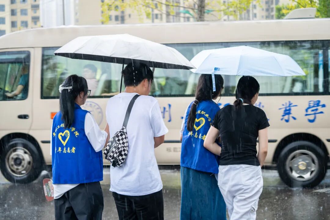 初秋相遇  滿(mǎn)“新”歡喜丨直擊2025級(jí)新生報(bào)到現(xiàn)場(chǎng)(圖7)