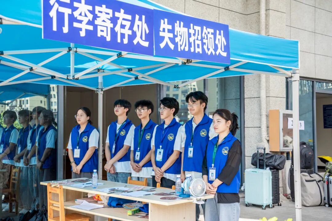 初秋相遇  滿(mǎn)“新”歡喜丨直擊2025級(jí)新生報(bào)到現(xiàn)場(chǎng)(圖9)