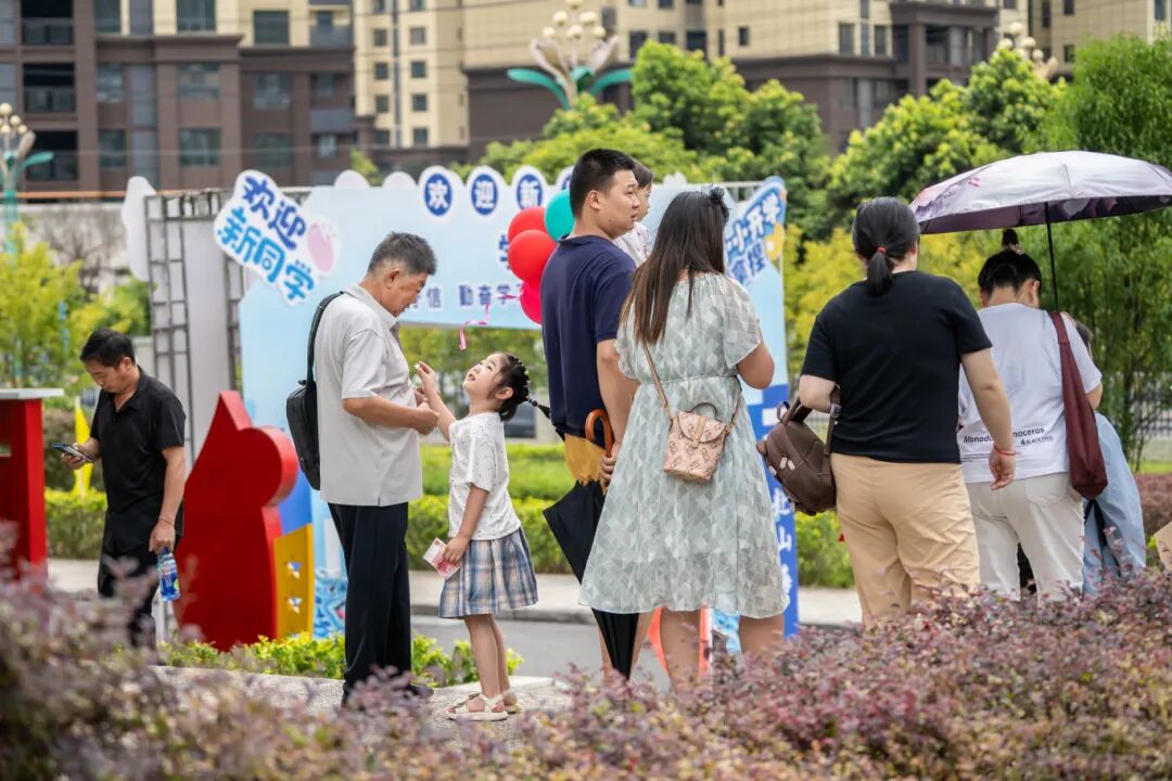 初秋相遇  滿(mǎn)“新”歡喜丨直擊2025級(jí)新生報(bào)到現(xiàn)場(chǎng)(圖17)