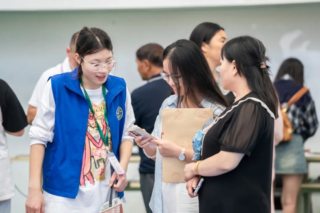 初秋相遇  滿(mǎn)“新”歡喜丨直擊2025級(jí)新生報(bào)到現(xiàn)場(chǎng)(圖12)