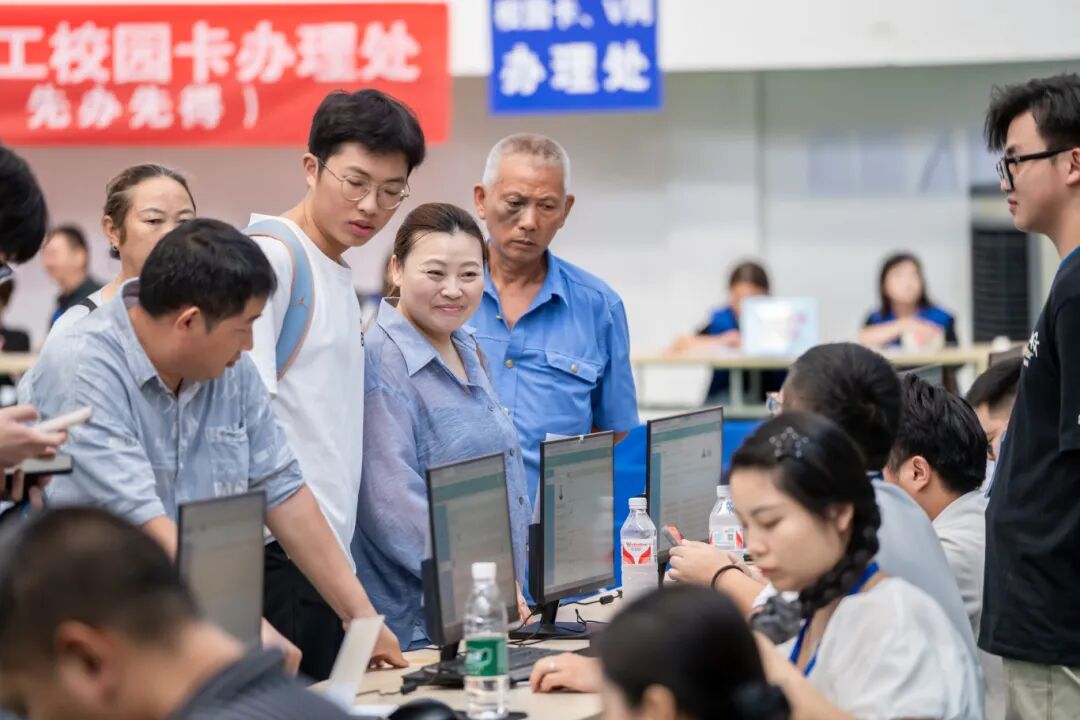 初秋相遇  滿(mǎn)“新”歡喜丨直擊2025級(jí)新生報(bào)到現(xiàn)場(chǎng)(圖14)