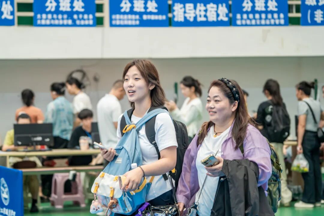 初秋相遇  滿(mǎn)“新”歡喜丨直擊2025級(jí)新生報(bào)到現(xiàn)場(chǎng)(圖15)
